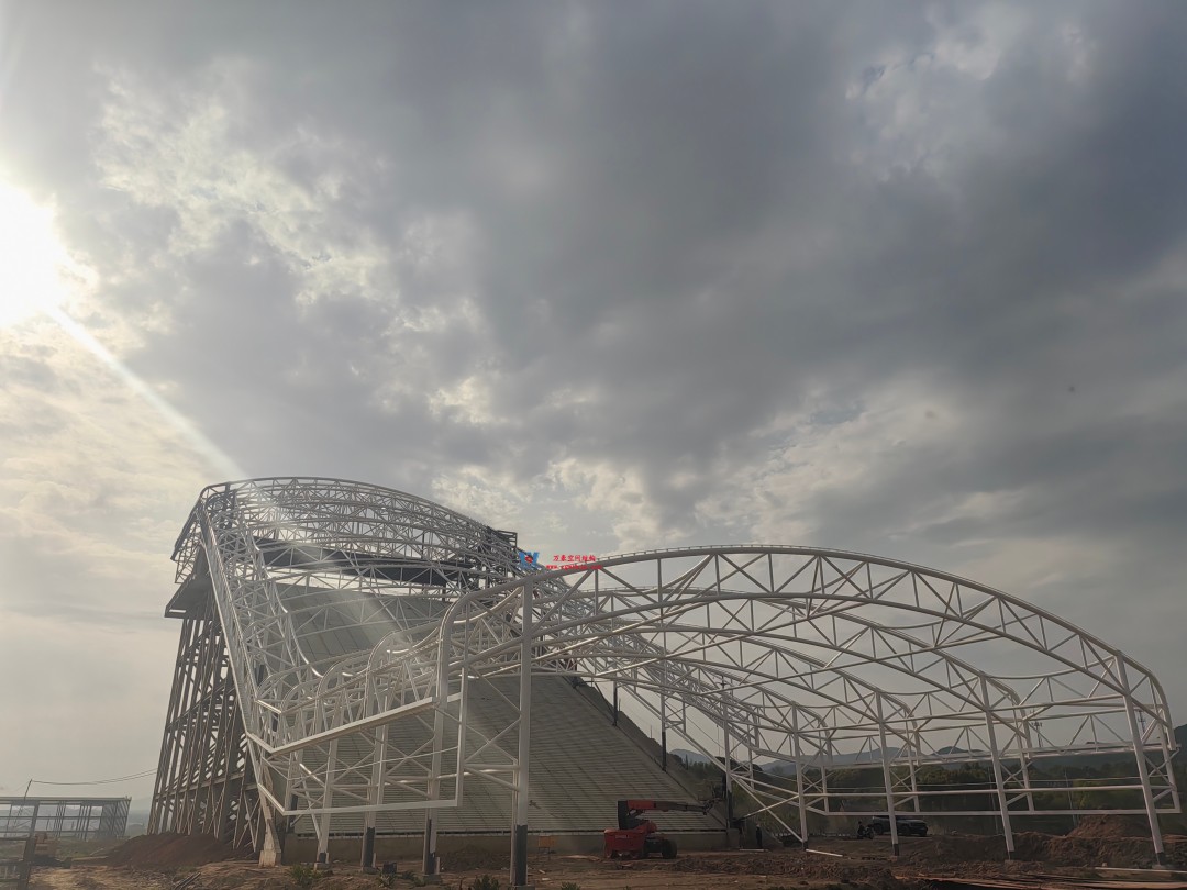 馭風逐沙，織就賽道美學——比亞迪紹興嵊州賽車場干拔沙坡觀景平臺鋼膜結構