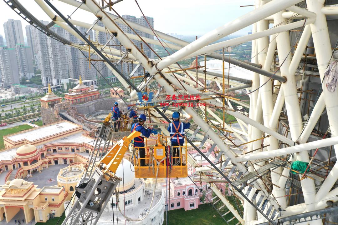 膜結(jié)構(gòu)體育場(chǎng)屋面安裝全解析：從技術(shù)要點(diǎn)到經(jīng)典案例