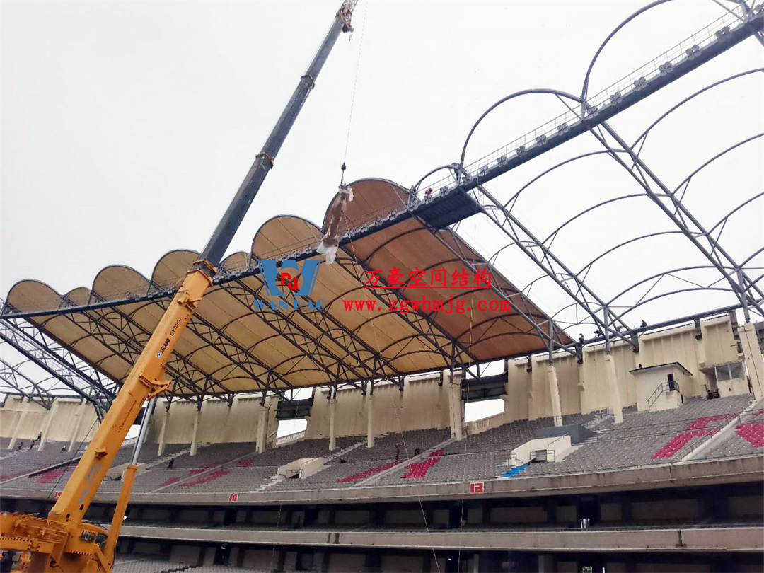 膜結(jié)構(gòu)體育場(chǎng)屋面安裝全解析：從技術(shù)要點(diǎn)到經(jīng)典案例