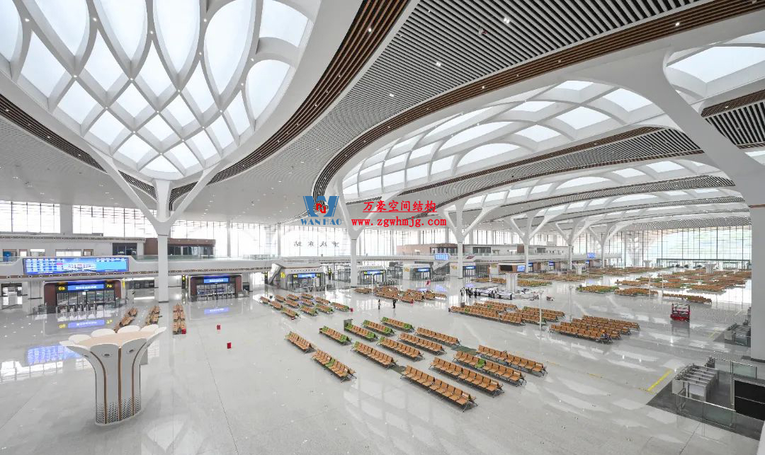 重慶東站:揭開(kāi)“西部高鐵新地標(biāo)”神秘面紗 重慶東站:揭開(kāi)“西部高鐵新地標(biāo)”神秘面紗