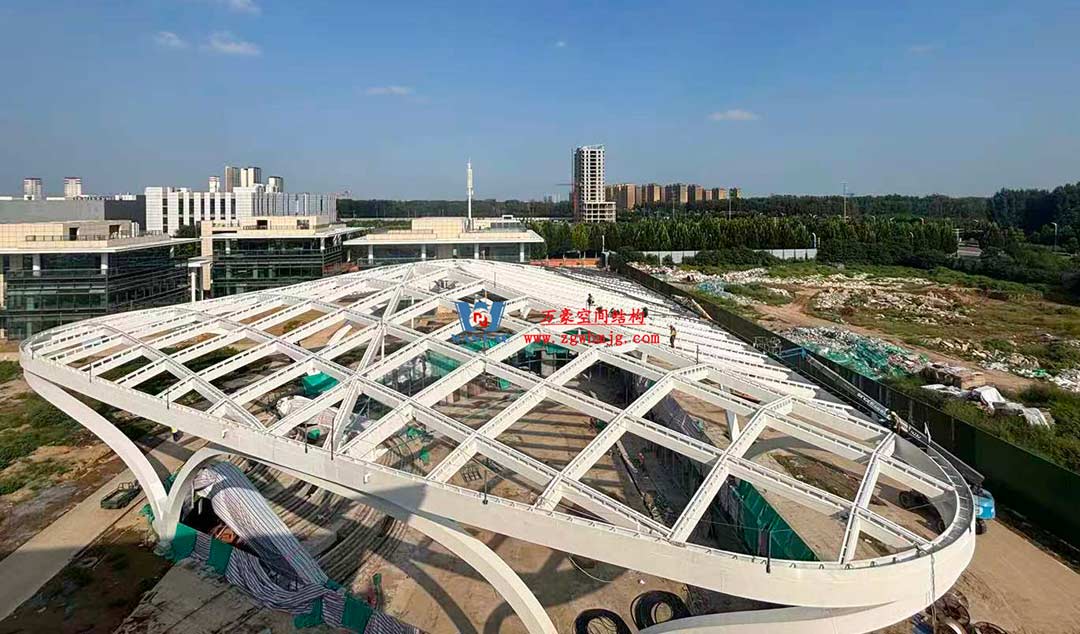 山東高端化工研究院下沉廣場天幕施工邁入關(guān)鍵階段