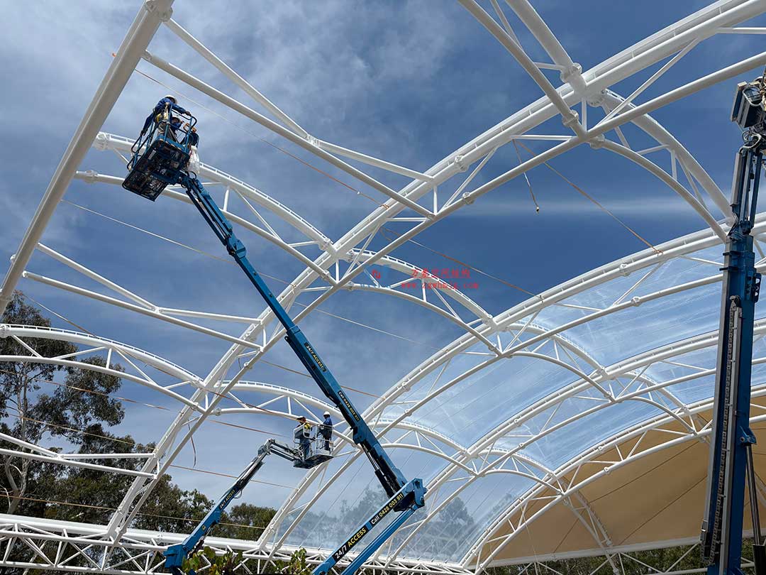 跨越山海的建筑新章！澳大利亞噴泉廣場天幕張拉正酣，雙膜科技賦能莊園建筑