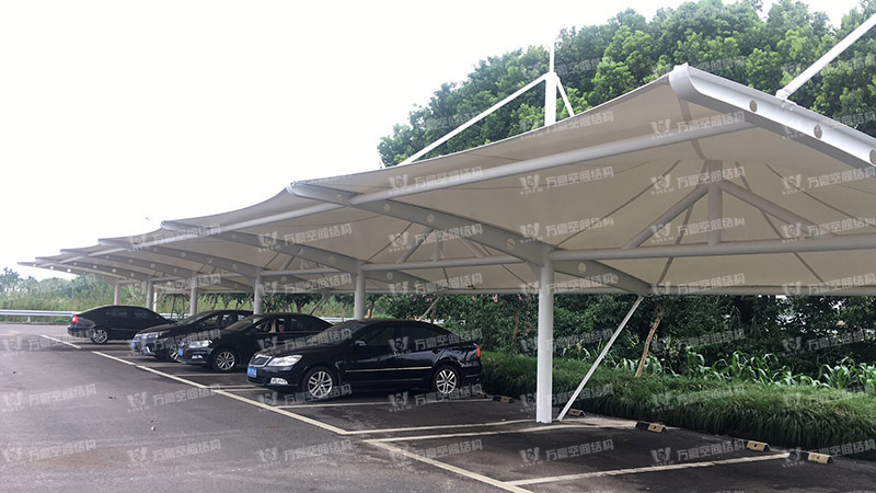 張拉膜車棚造價(jià)和哪些因素有關(guān)？降低張拉膜車棚造價(jià)的方法有哪些？