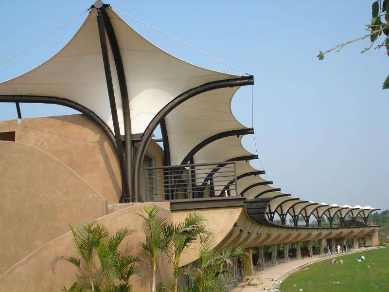 什么是張拉膜結(jié)構(gòu)？張拉膜結(jié)構(gòu)的應(yīng)用領(lǐng)域及使用材料是怎樣的？