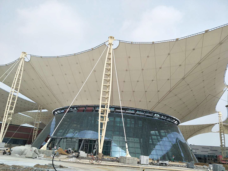 PTFE膜結(jié)構(gòu)屋面有哪些特點(diǎn)？為什么PTFE膜結(jié)構(gòu)屋面如此受歡迎？