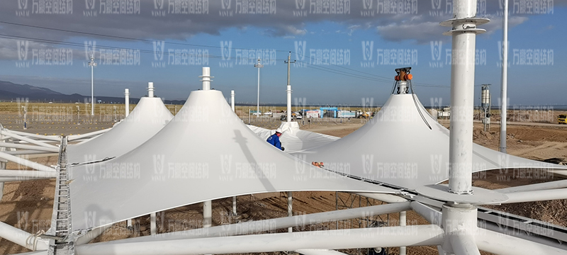 茶卡景區(qū)（二期）膜結(jié)構(gòu)工程A區(qū)鋼結(jié)構(gòu)主體施工完成，膜結(jié)構(gòu)開始安裝