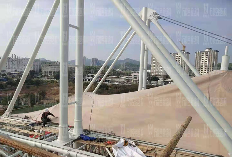 汕尾市體育中心（一期）工程田徑場(chǎng)膜結(jié)構(gòu)項(xiàng)目進(jìn)入膜布安裝階段