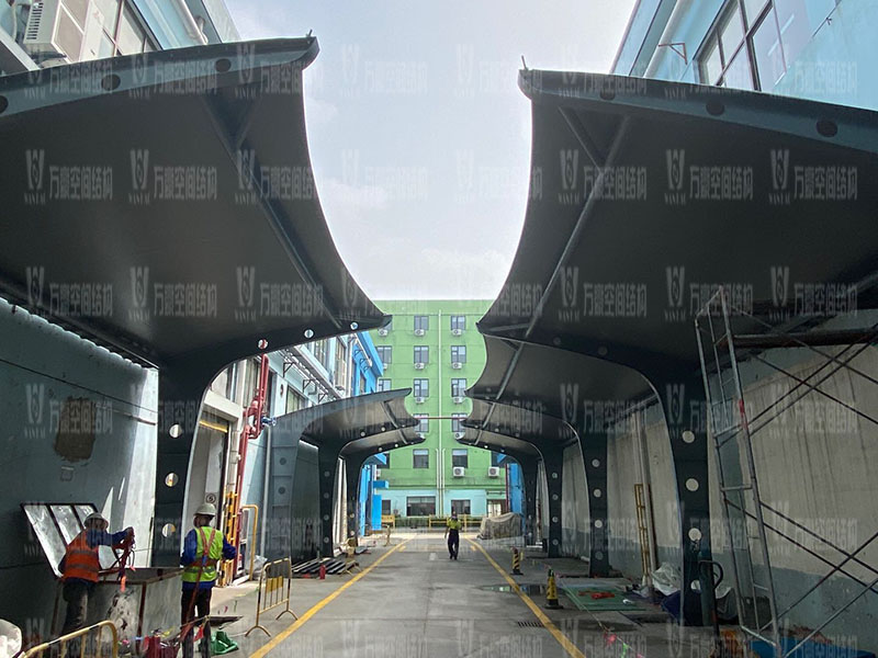 膜結(jié)構(gòu)車棚安裝時有哪些注意事項？車棚為什么選擇膜結(jié)構(gòu)？