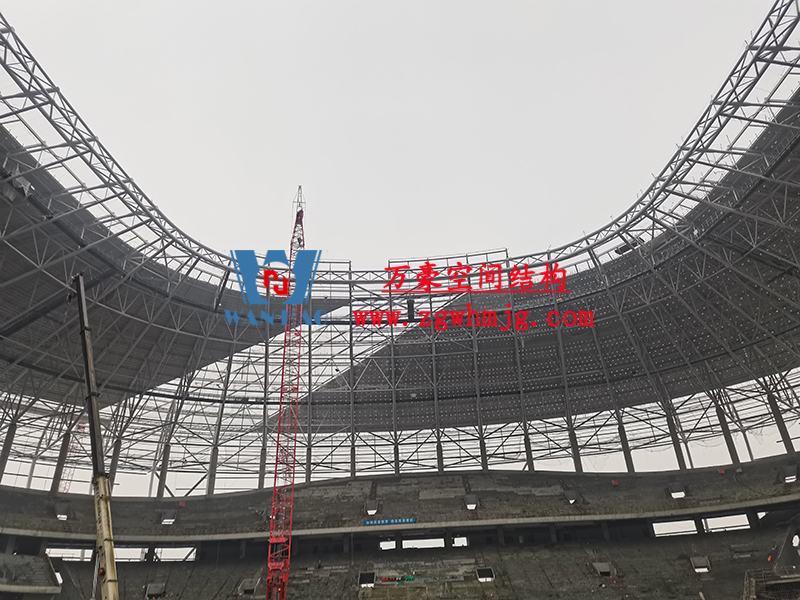 重慶龍興足球場(chǎng)ETFE屋面膜結(jié)構(gòu)工程屋面鋼結(jié)構(gòu)完成，膜結(jié)構(gòu)安裝中