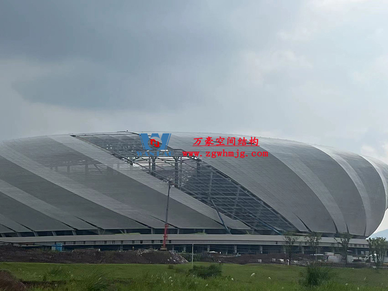 兩江新區(qū)加快建設(shè)龍興足球場（標(biāo)準(zhǔn)不降、工期不延、確保年底建成）