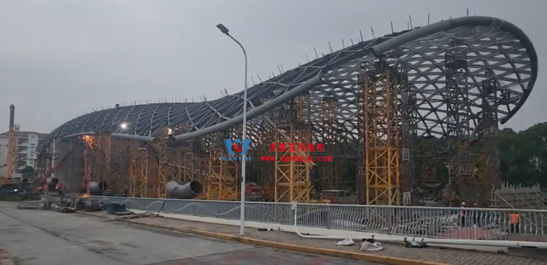 風(fēng)雨操場(chǎng)鋼結(jié)構(gòu)基礎(chǔ)