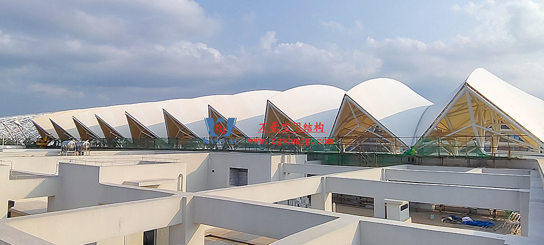 施工加速，這個(gè)PTFE膜結(jié)構(gòu)天幕即將完工！