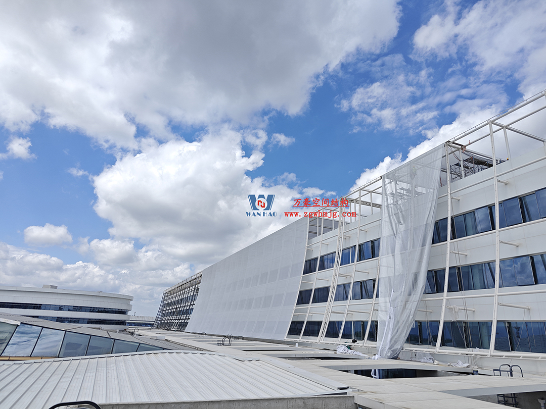 聚焦工程高質(zhì)量建設(shè)，這個網(wǎng)格織物幕墻正在施工安裝中