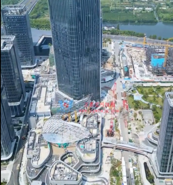 復雜空間鋼結構安裝現(xiàn)場