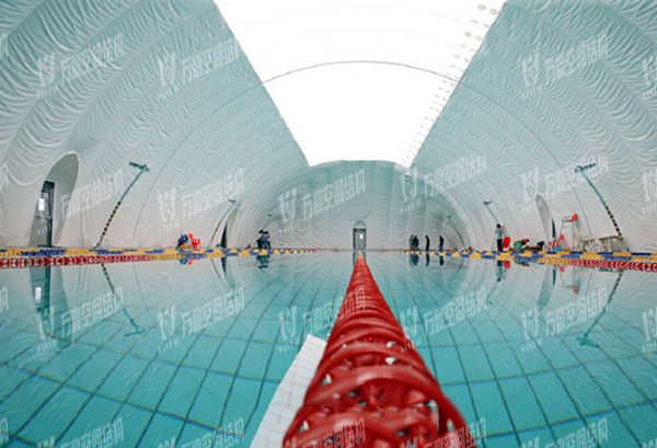 充氣膜游泳館好用嗎？充氣膜結(jié)構(gòu)游泳館有哪些優(yōu)點(diǎn)特點(diǎn)？