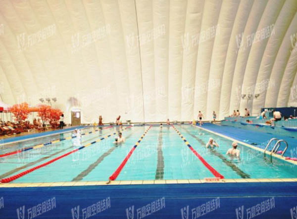 充氣膜游泳館好用嗎？充氣膜結(jié)構(gòu)游泳館有哪些優(yōu)點(diǎn)特點(diǎn)？